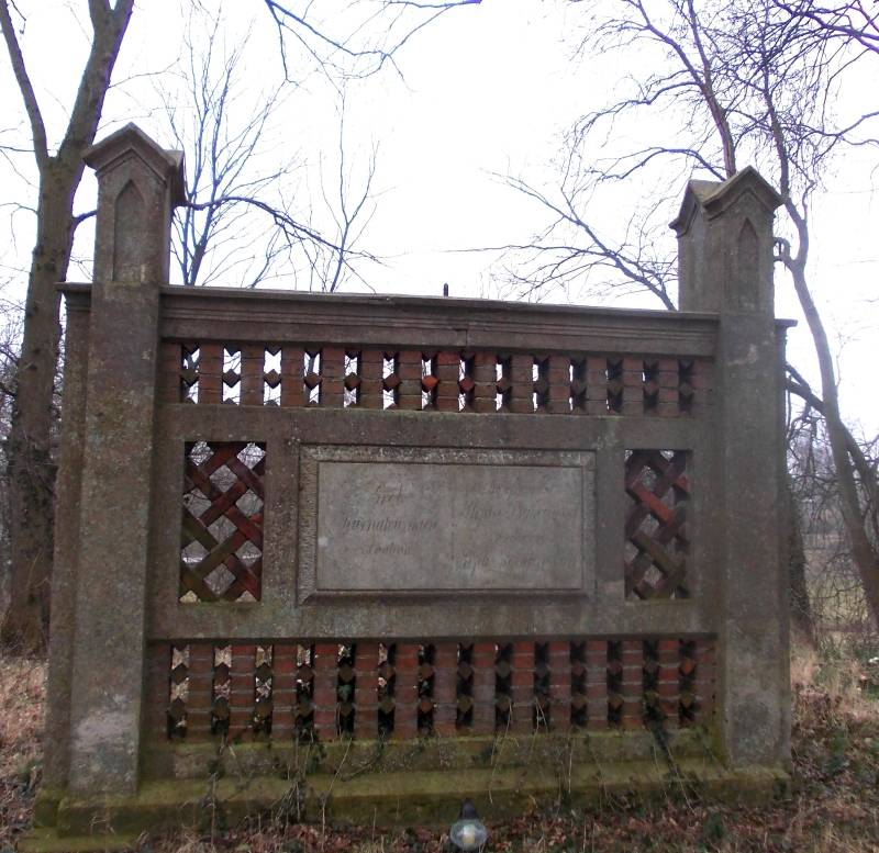 Grobowiec rodziny Kurnatowskich na cmentarzu w Orzeszkowie